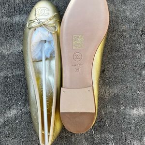 Brand new Gold metallic Chanel ballerina flats. Size 39. Made in Italy.